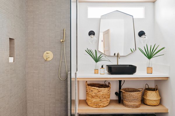 带钻石瓷砖的现代和几何浴室