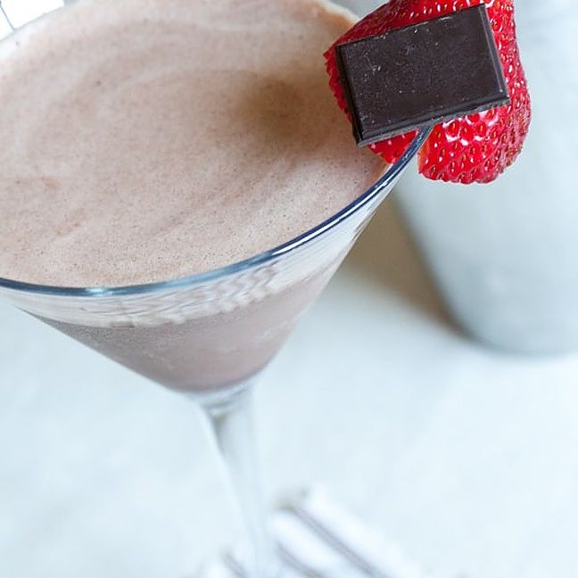 巧克力马提尼装在马提尼酒杯里。