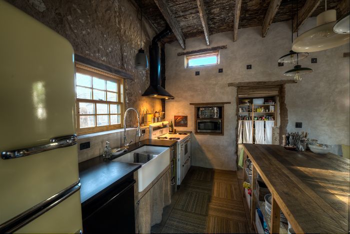 一座质朴的农舍风格的厨房在黛安·基顿的图森家。