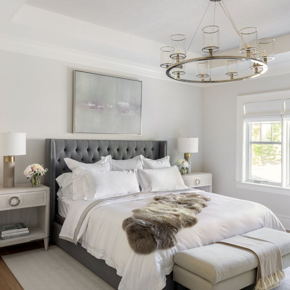 床与灰色床头板