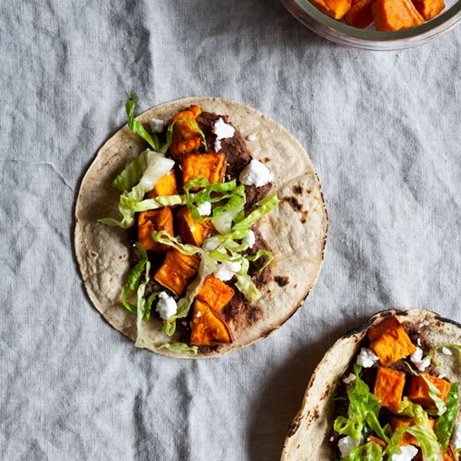 在羊皮纸的两个甜土豆炸玉米饼