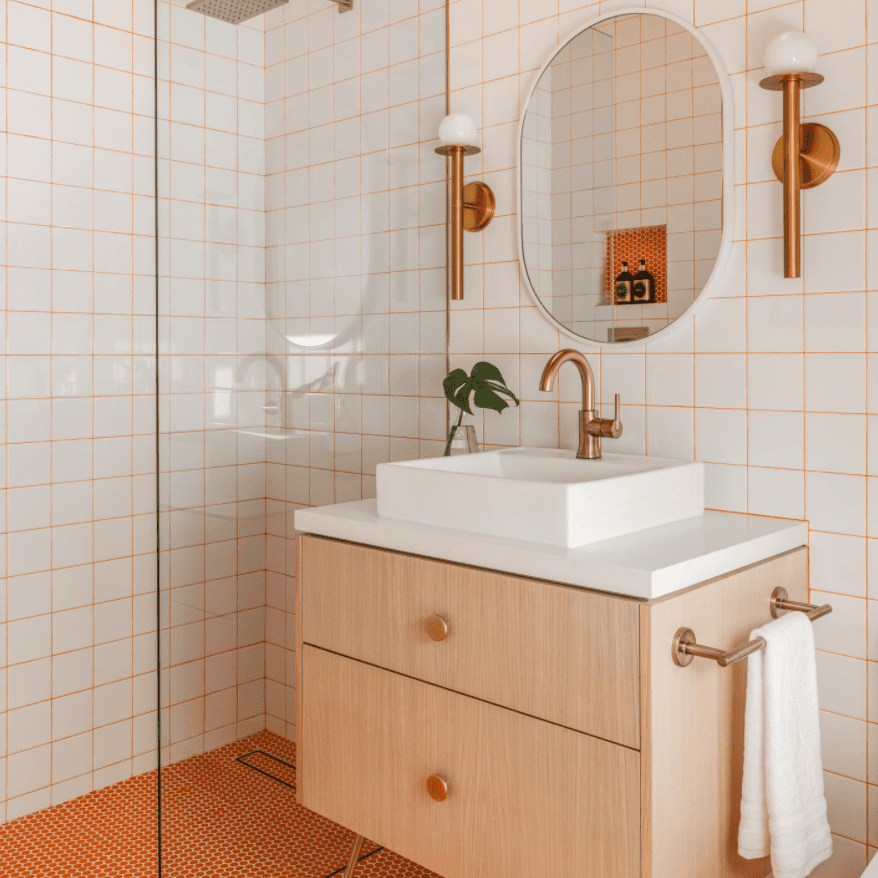 一间铺着白色瓷砖和橙色水泥的浴室