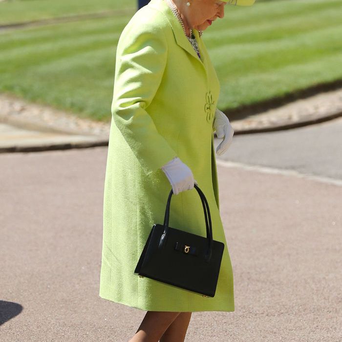 梅根和哈里的皇室婚礼嘉宾的服装:女王陛下穿着斯图尔特·帕文(Stewart Parvin)设计的灰绿色外套