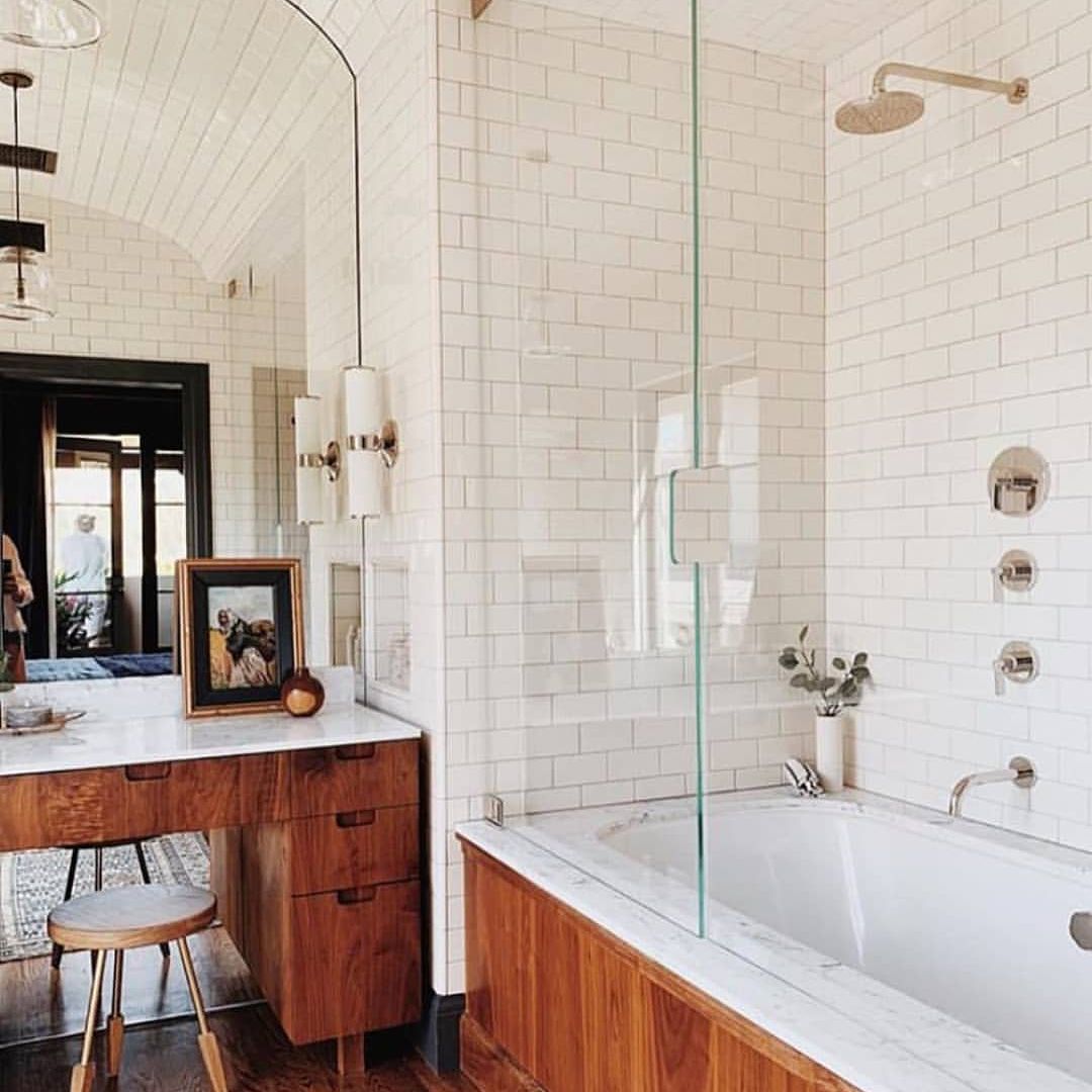 浴缸周围的木头