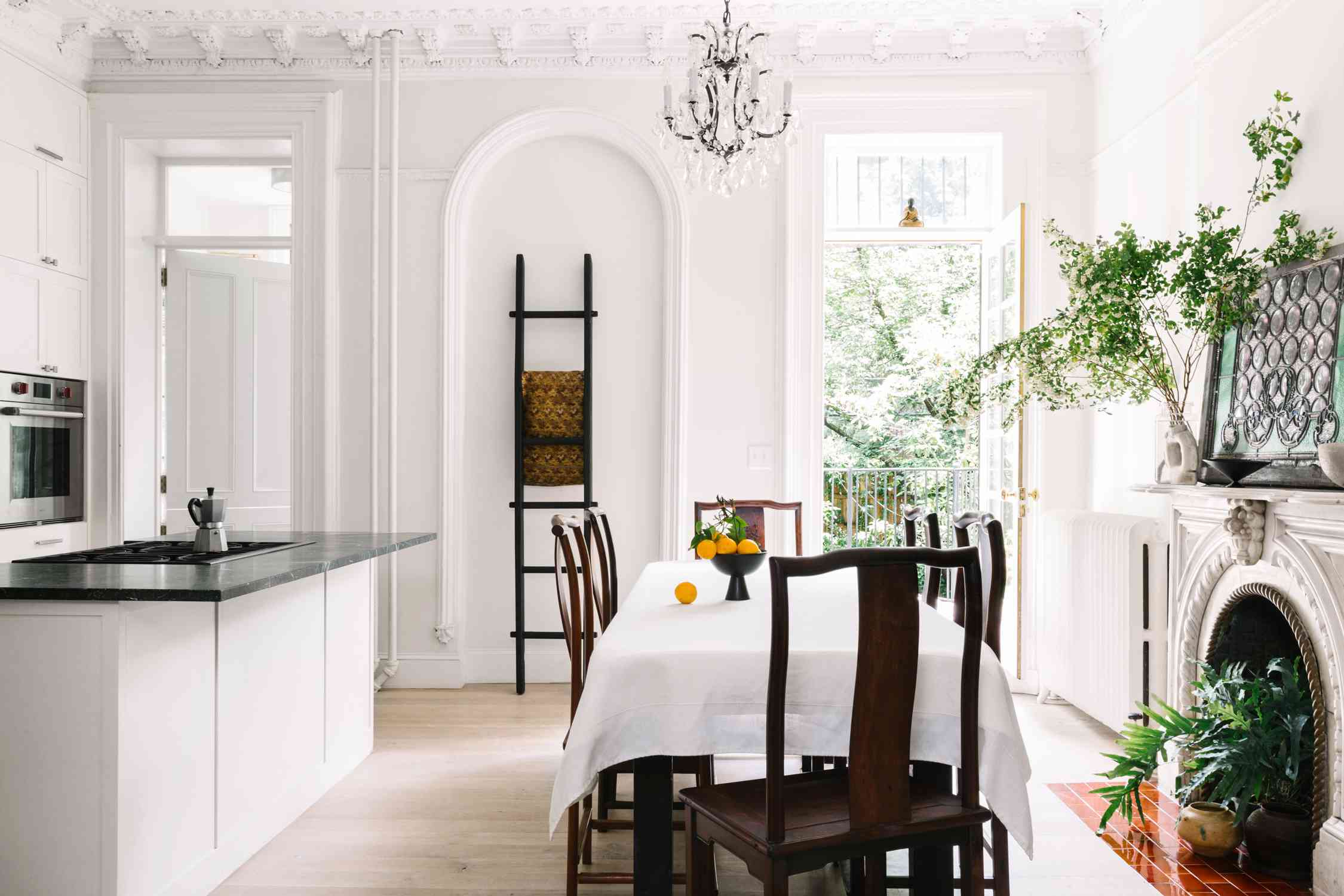 白色开放式厨房，配有华丽的大理石壁炉