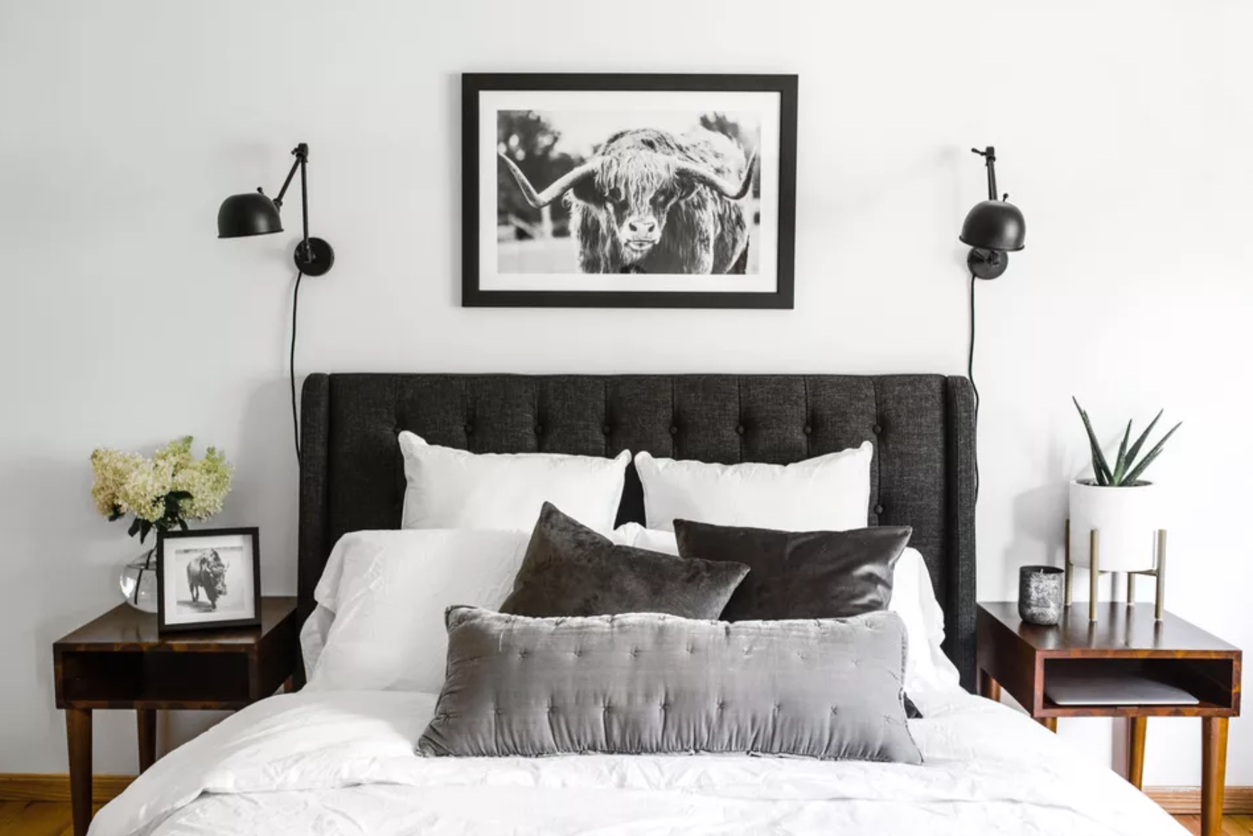 卧室有两个床头柜与下方的存储空间