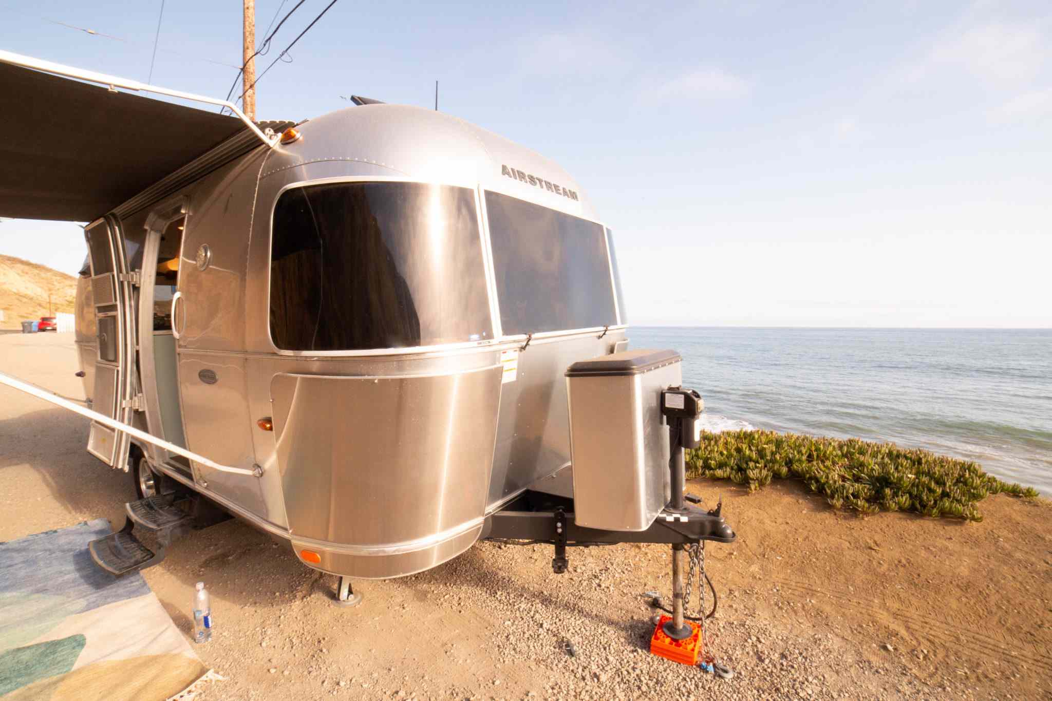 在海滩附近的气流外部。