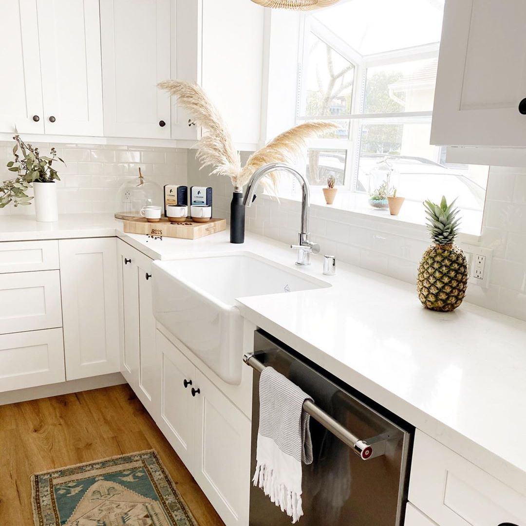 带洗碗机的白色厨房