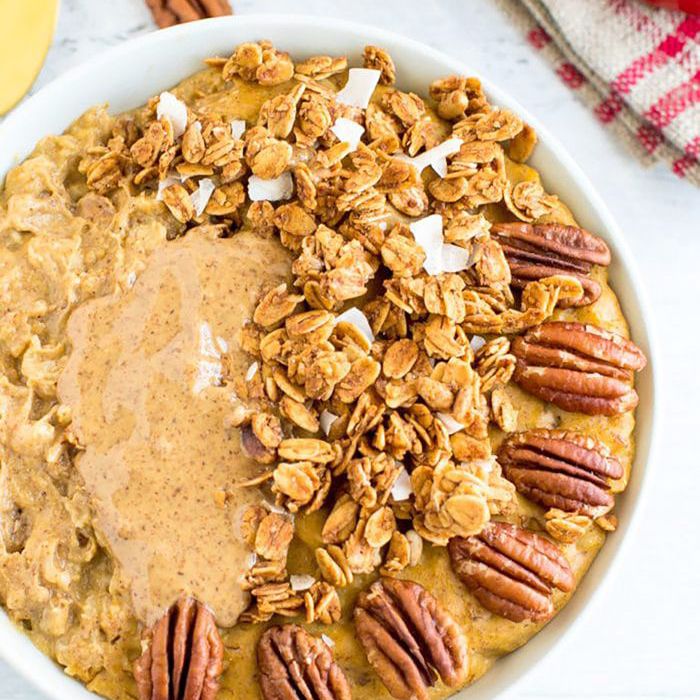 简单的感恩节早餐想法-蛋白质南瓜燕麦与蛋清