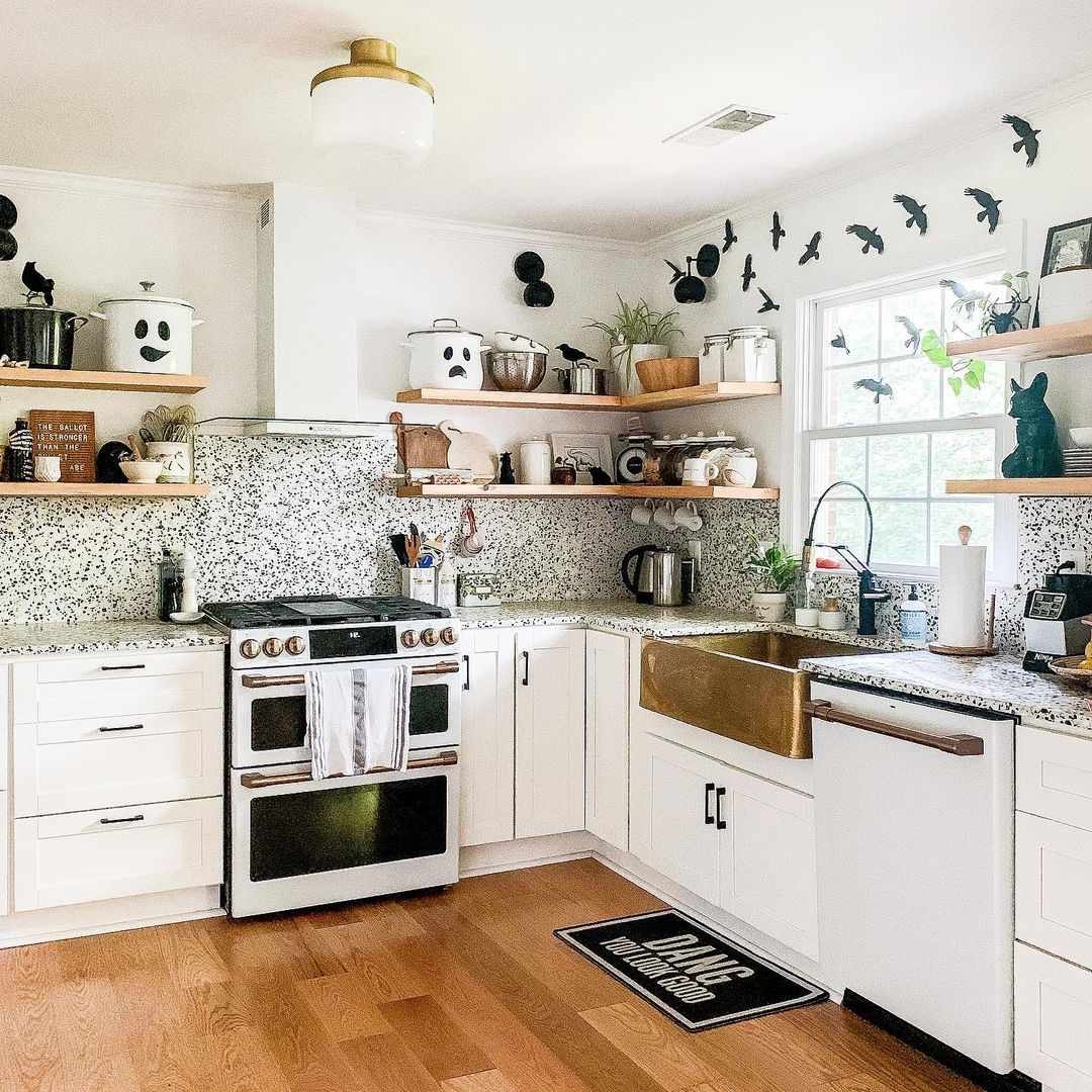 厨房里的万圣节装饰