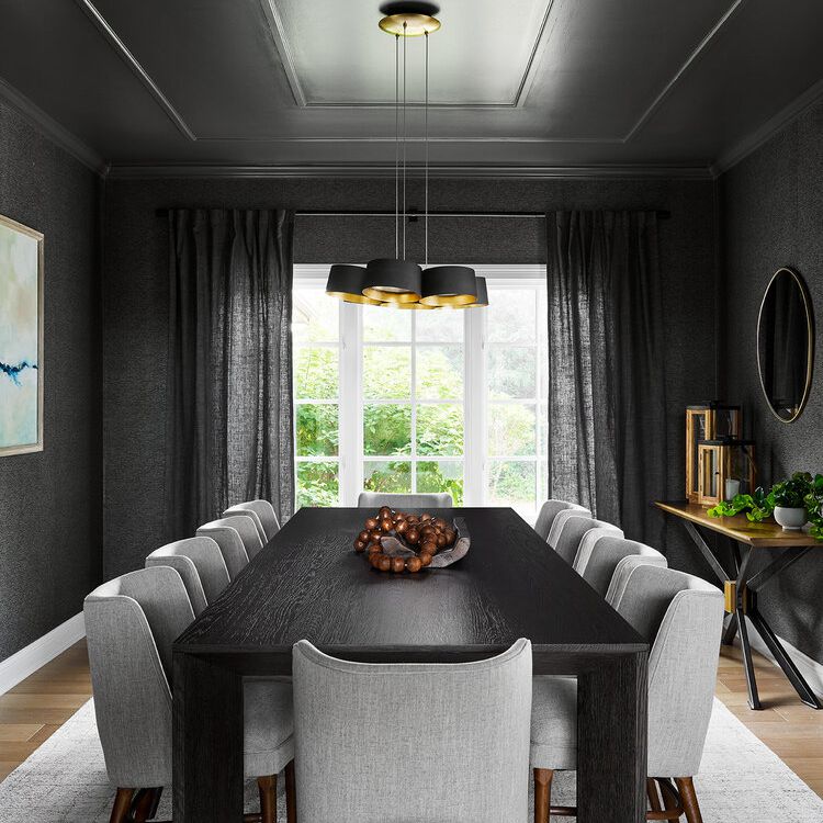 挂着灰色窗帘的昏暗餐厅。