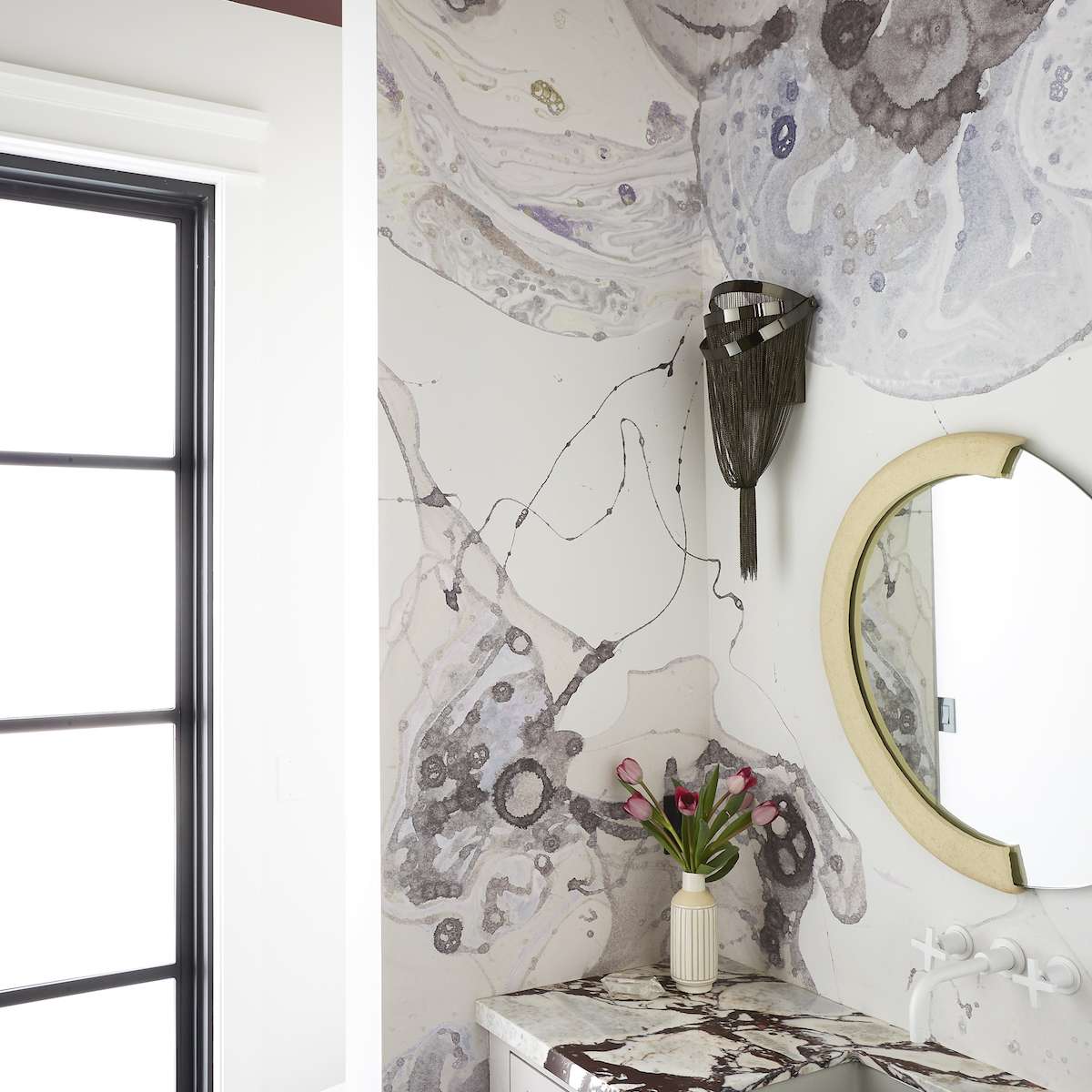 紫色的大理石浴室