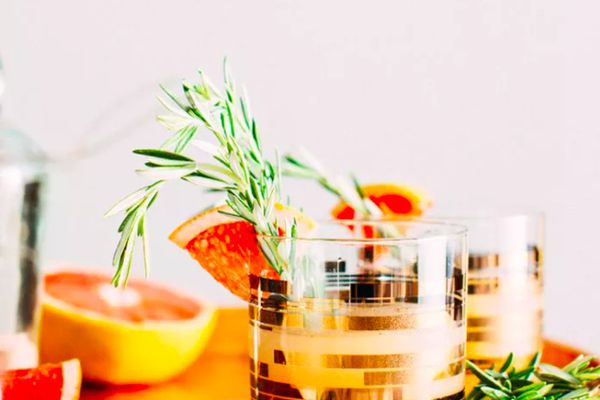 威士忌鸡尾酒放在金托盘上