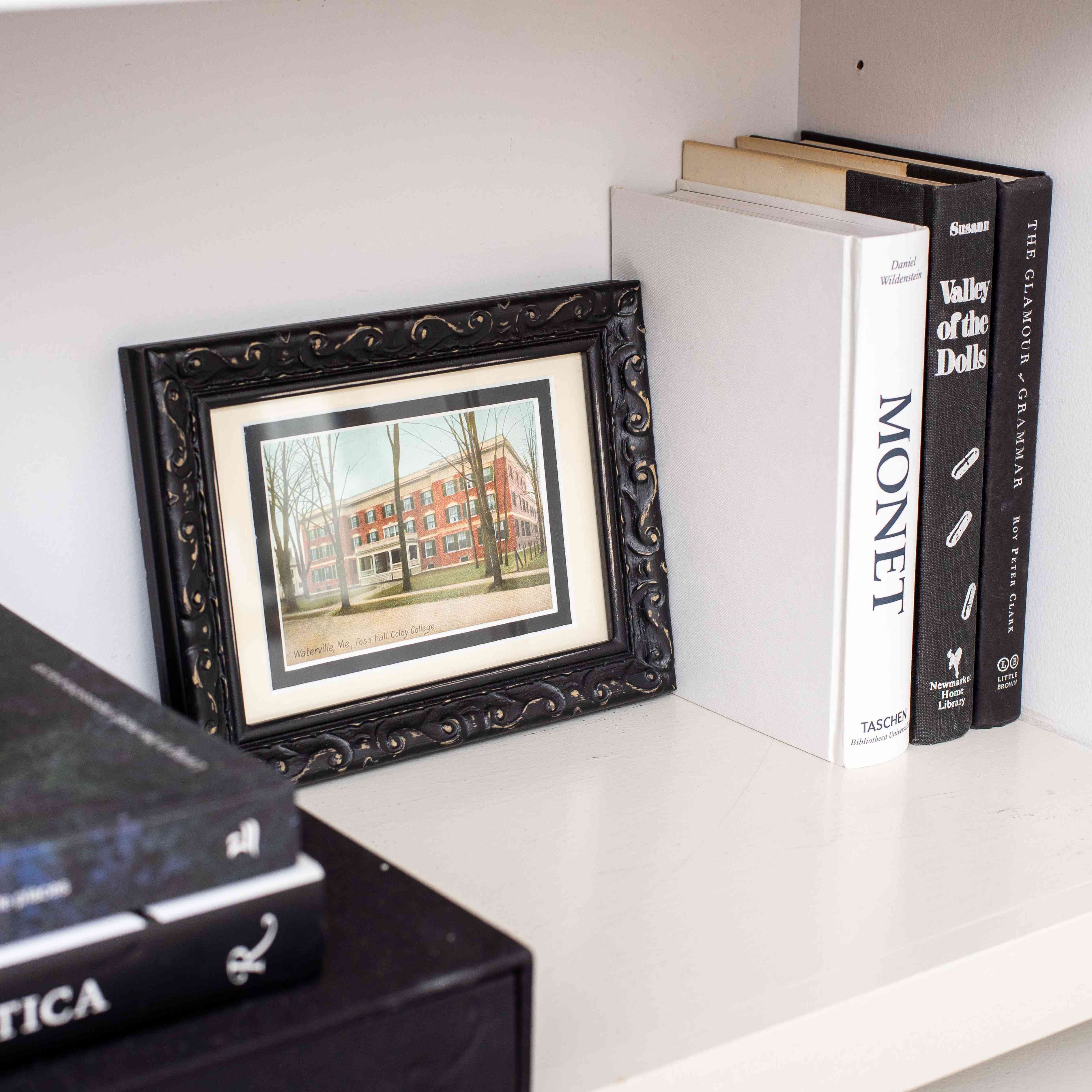 精装书旁边的小框架。