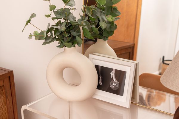 甜甜圈花瓶装满了绿叶。