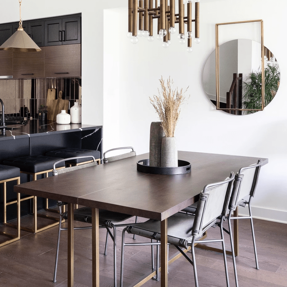 圆滑的餐桌，圆形托盘内摆放着几件餐桌中心装饰品