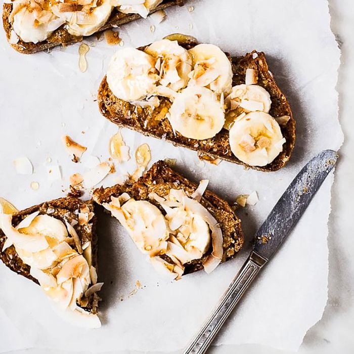 简单的感恩节早餐想法-杏仁黄油面包与香蕉和烤椰子