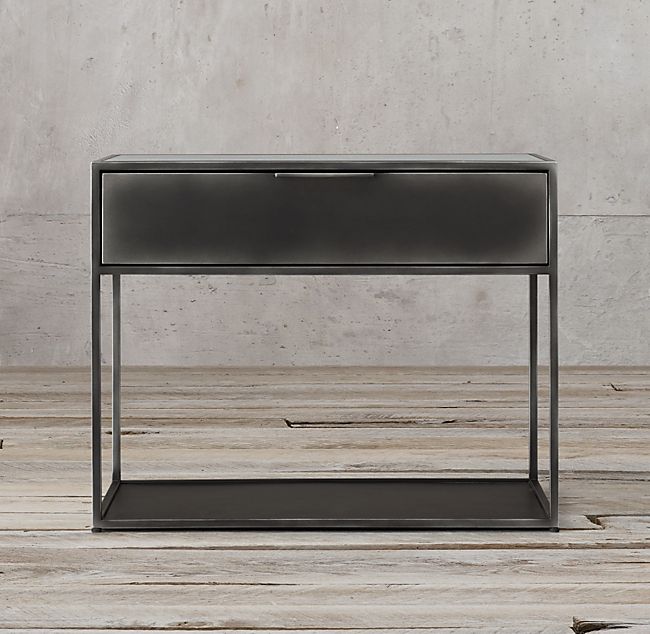 GRAMERCY打开床头柜上