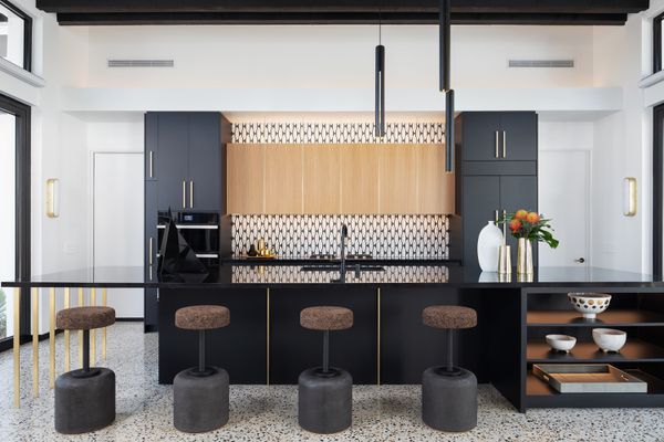 黑色厨房，黑白瓷砖。