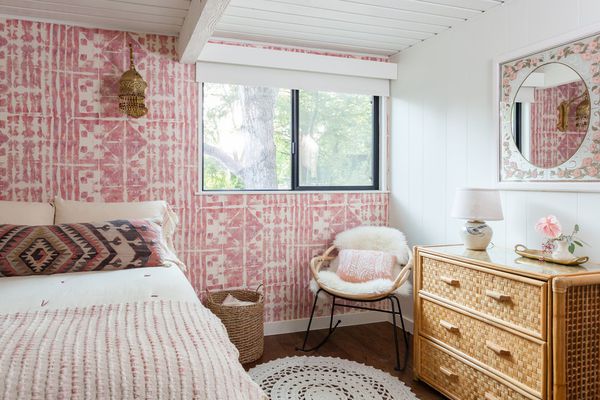 青少年卧室与粉色图案墙纸强调墙。