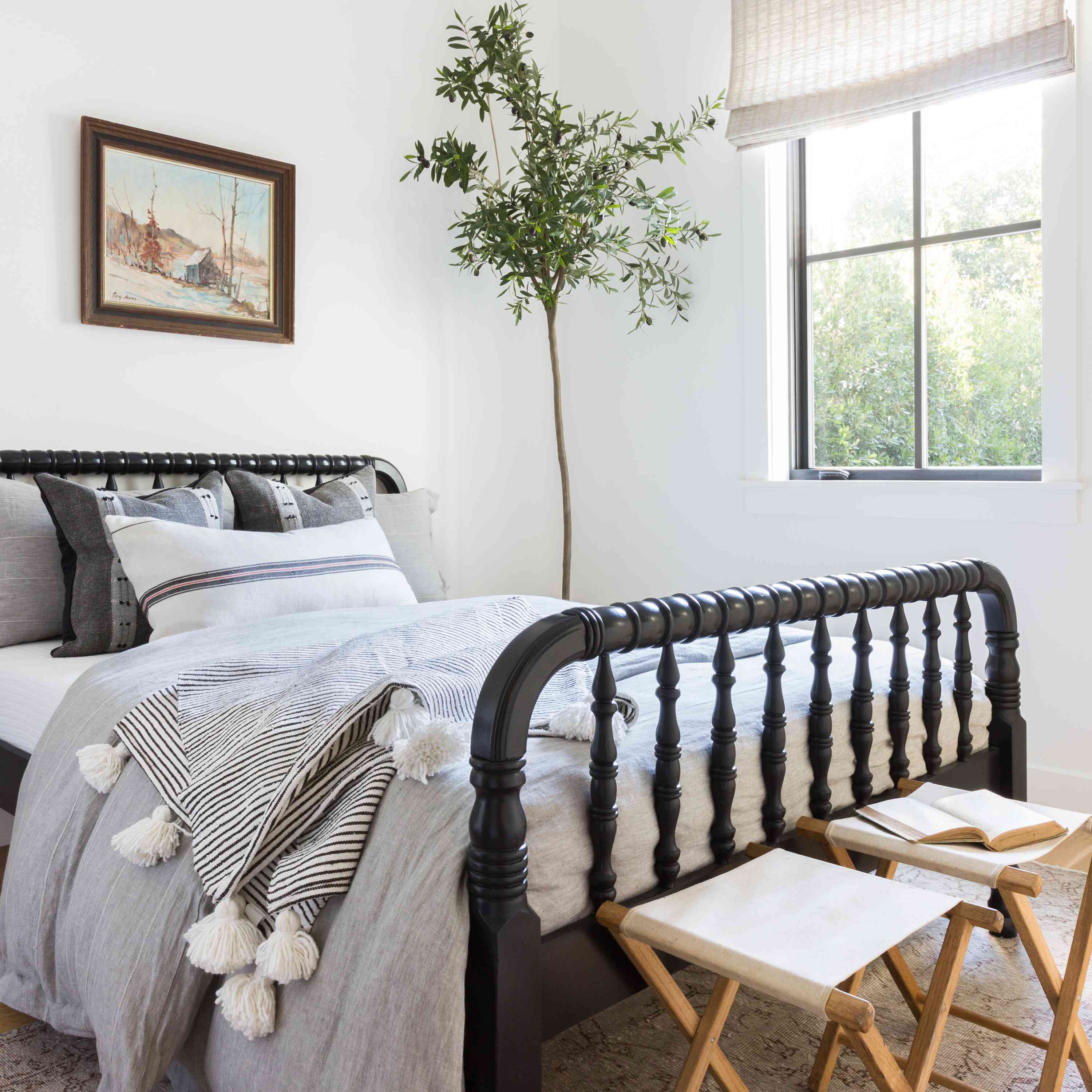 带有黑色床架的海滨卧室。
