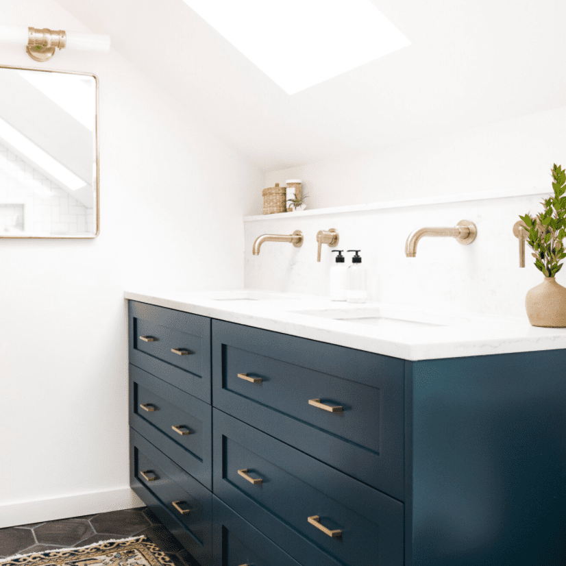 一个带蓝色双重梳妆台的小浴室