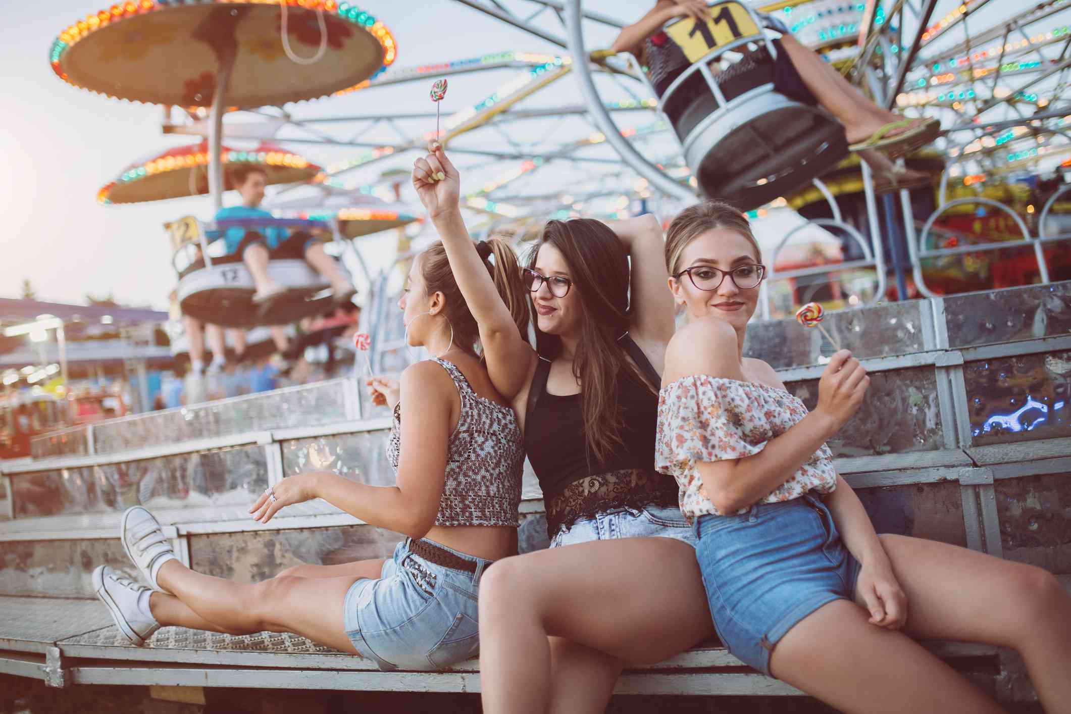 朋友在一个公平的持有棒棒糖。