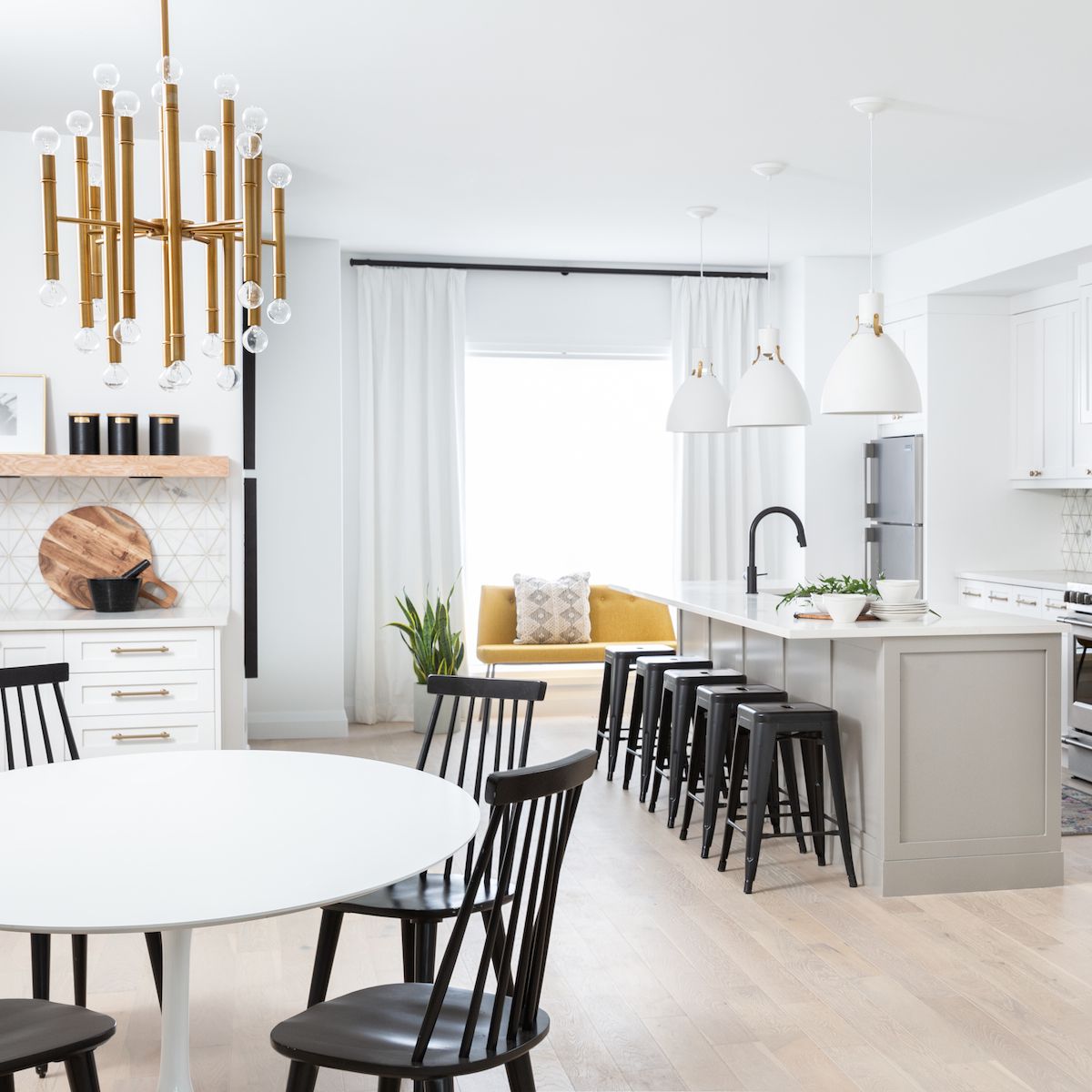 一个开放式厨房配有协调的酒吧和餐厅椅子