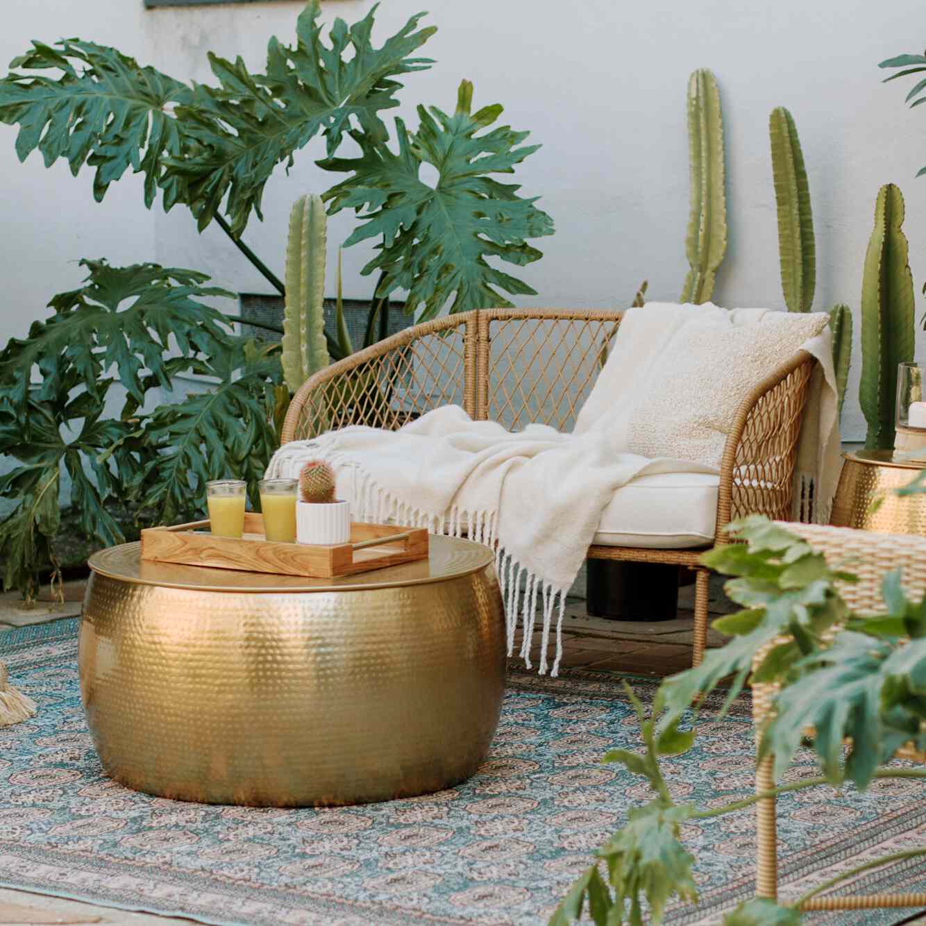 黑色和盛开的户外庭院。