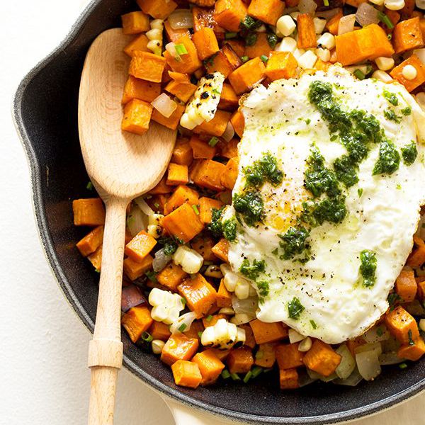 马铃薯哈希配罗勒油醋汁