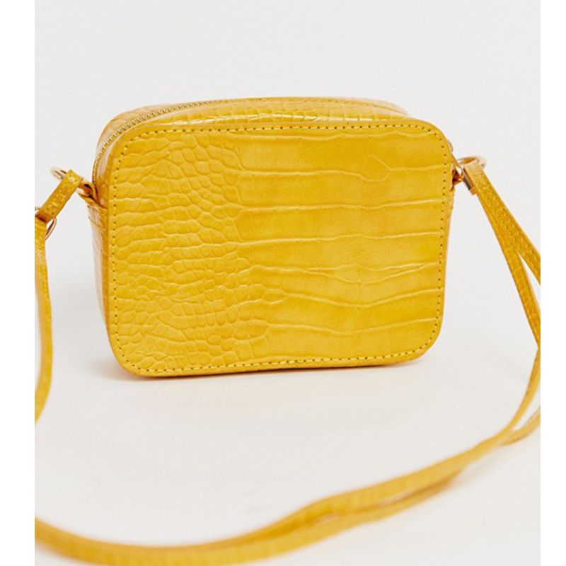 黄色的仿皮斜挎包。