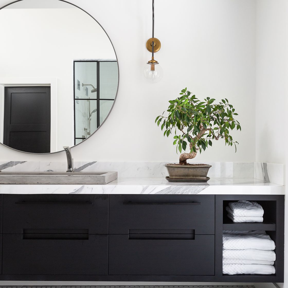 浴室里有大理石台面和嵌壁式大理石后挡板