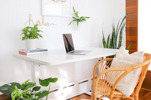 有一个藤椅的办公桌