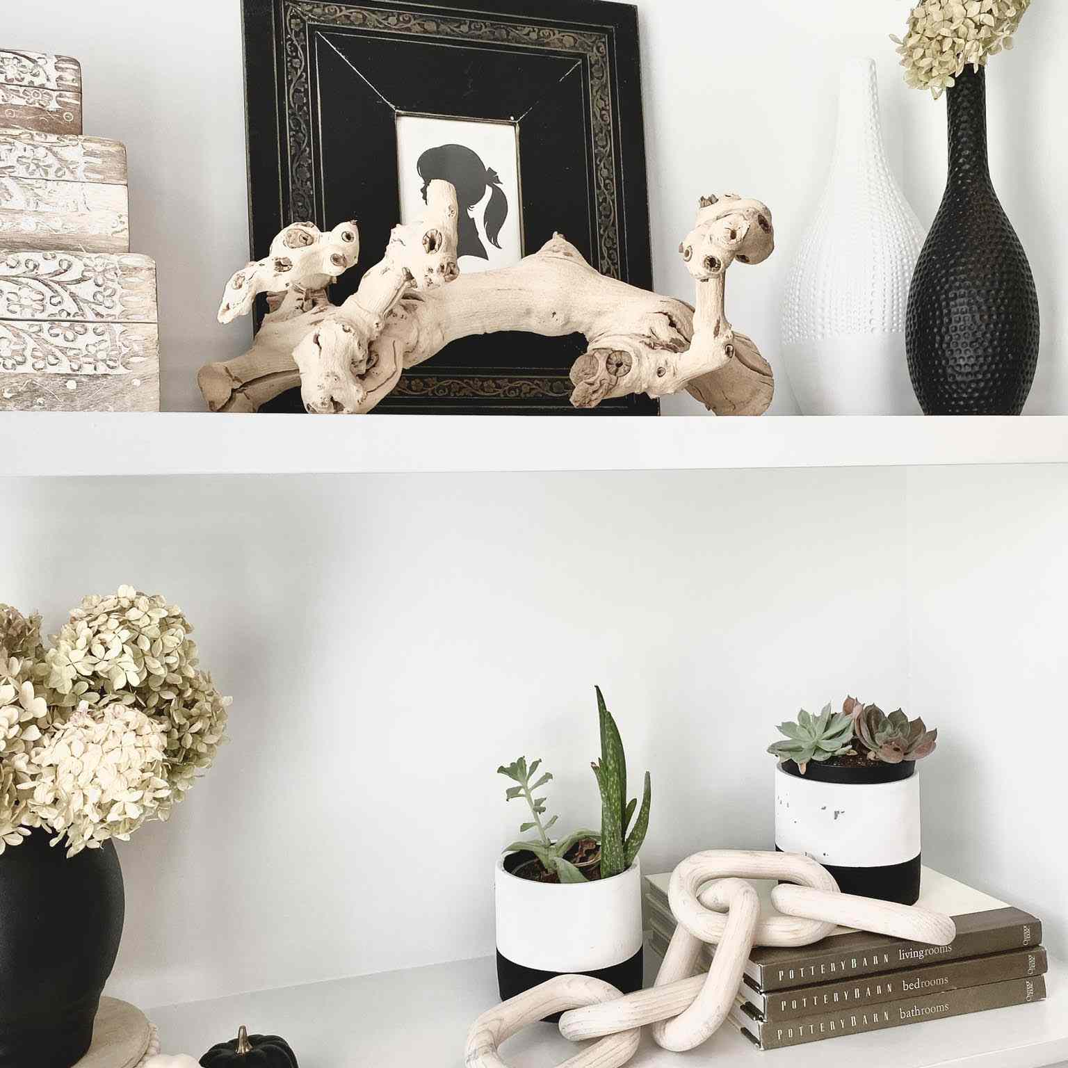 白色搁置与漂流木装饰。