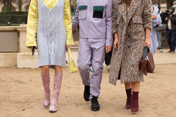 三个人肩并肩走着