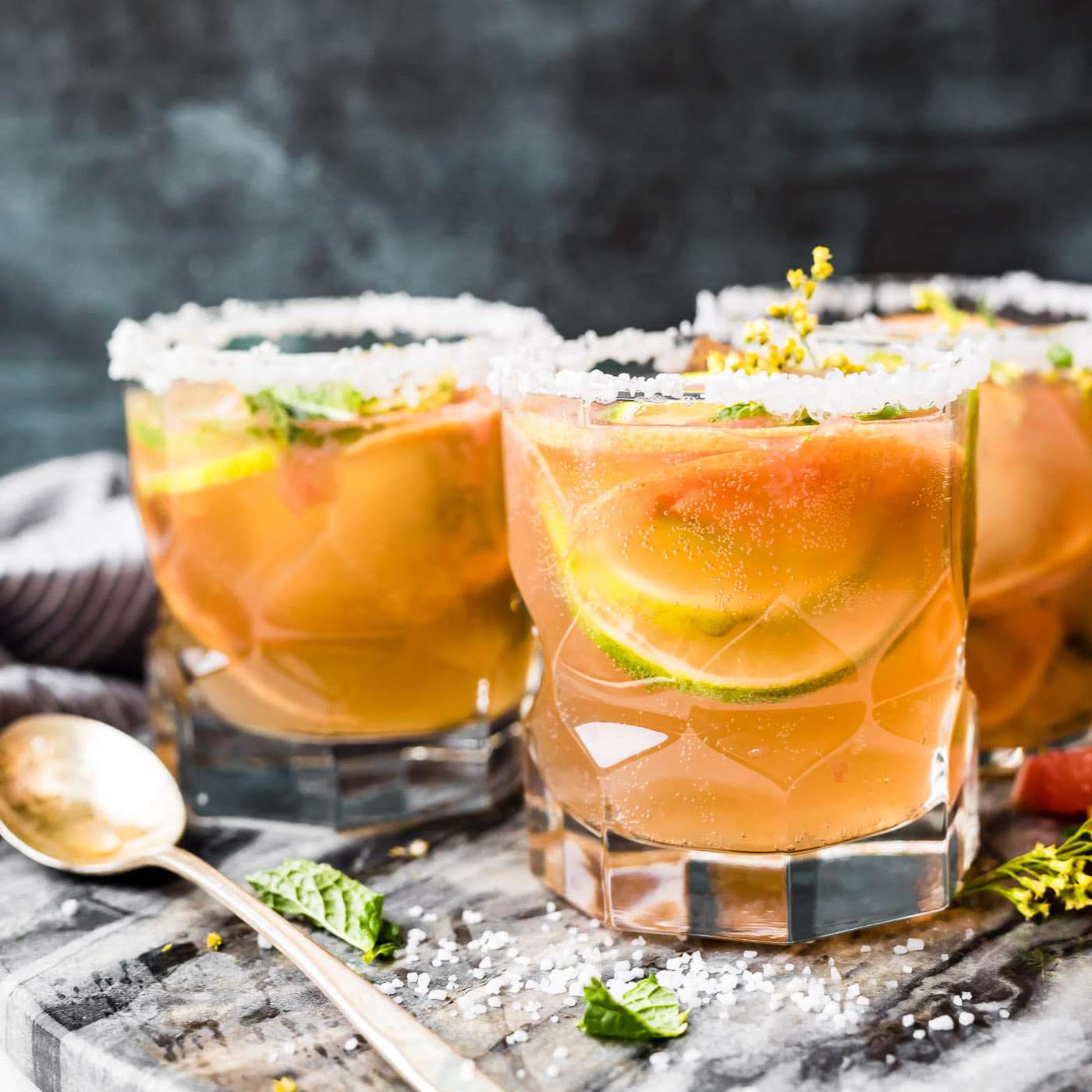 在岩石玻璃的Mezcal鸡尾酒。