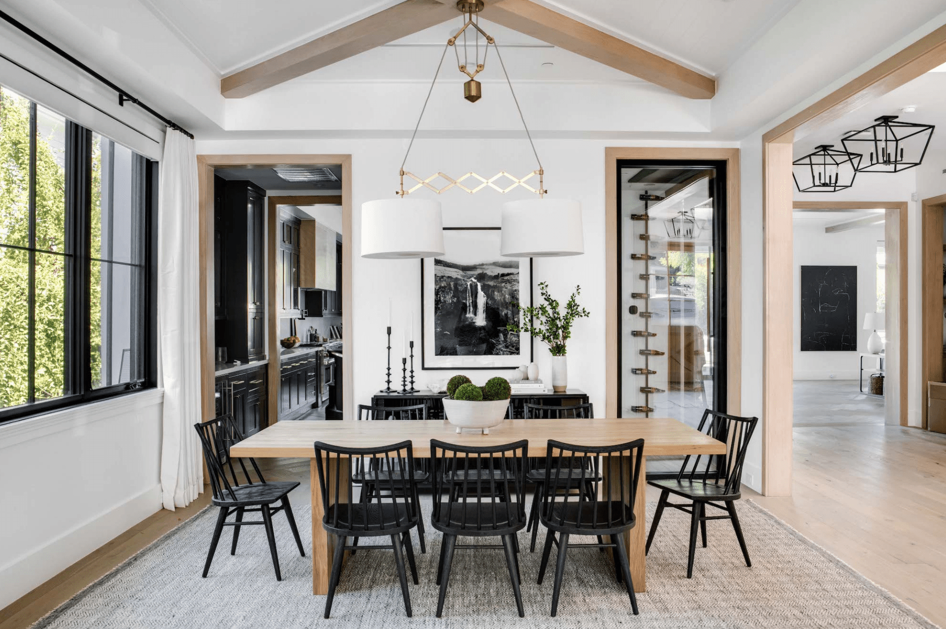 一张木制餐桌，上面放着一个盛满球的碗