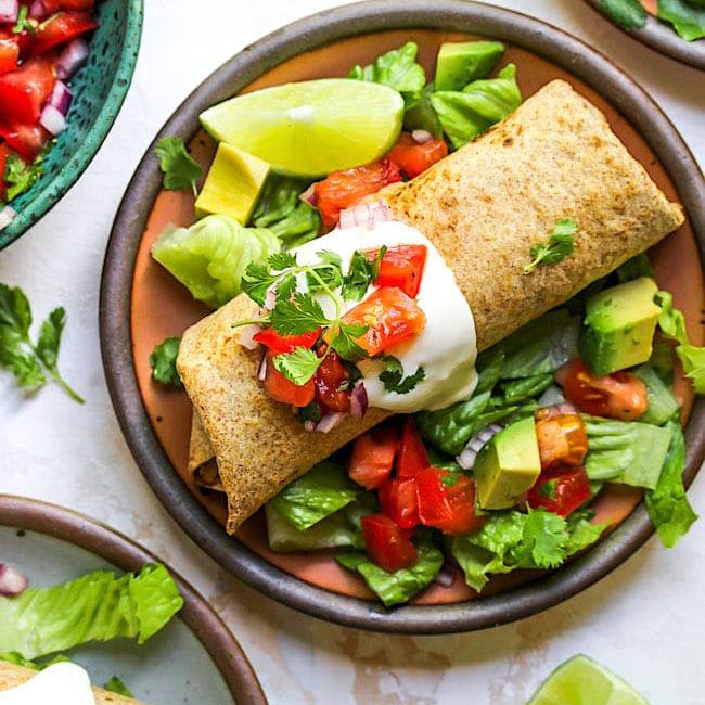 一块大鸡角鸡在盘子上