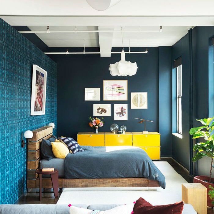 蓝绿色墙壁的卧室阁楼