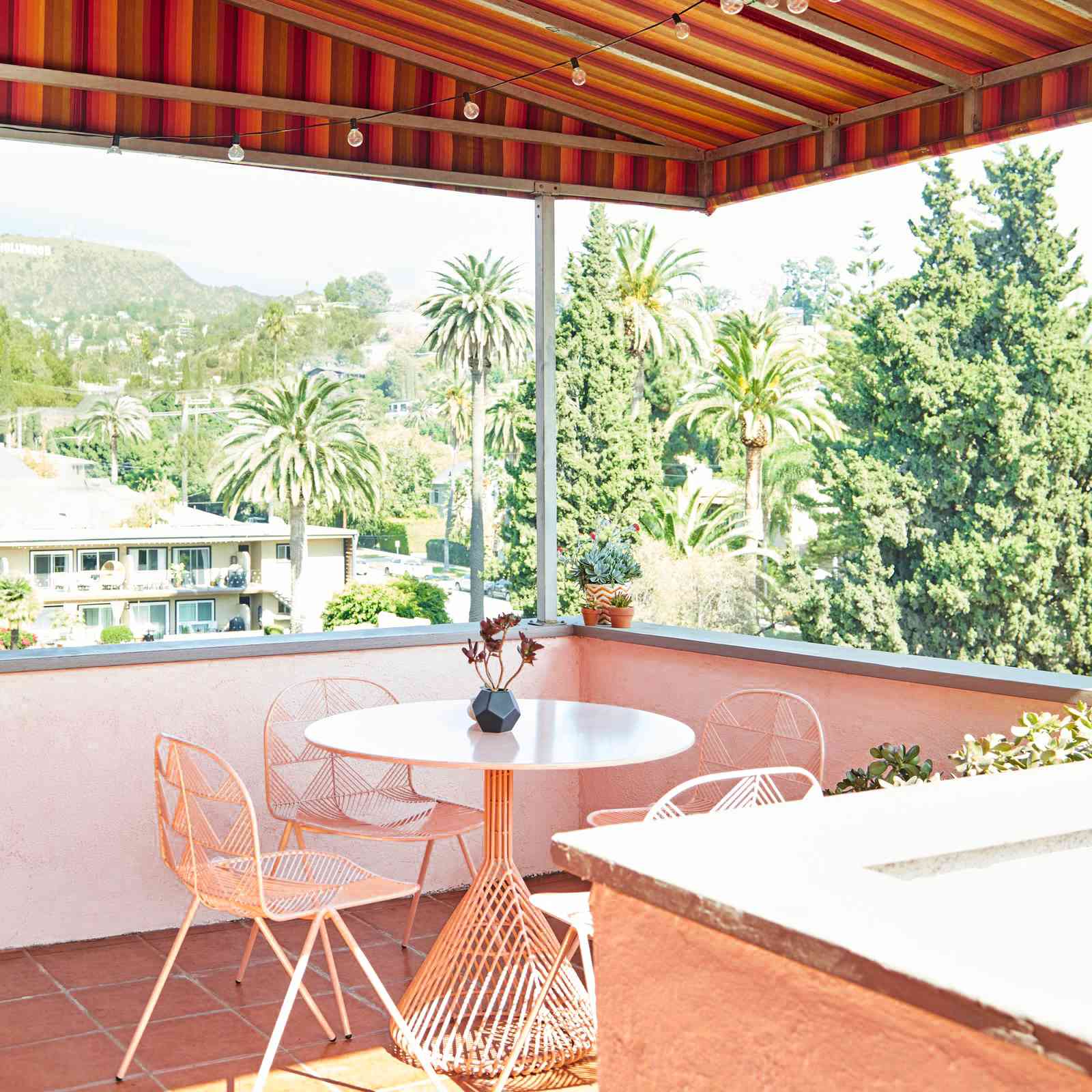 带遮阳篷的公寓露台