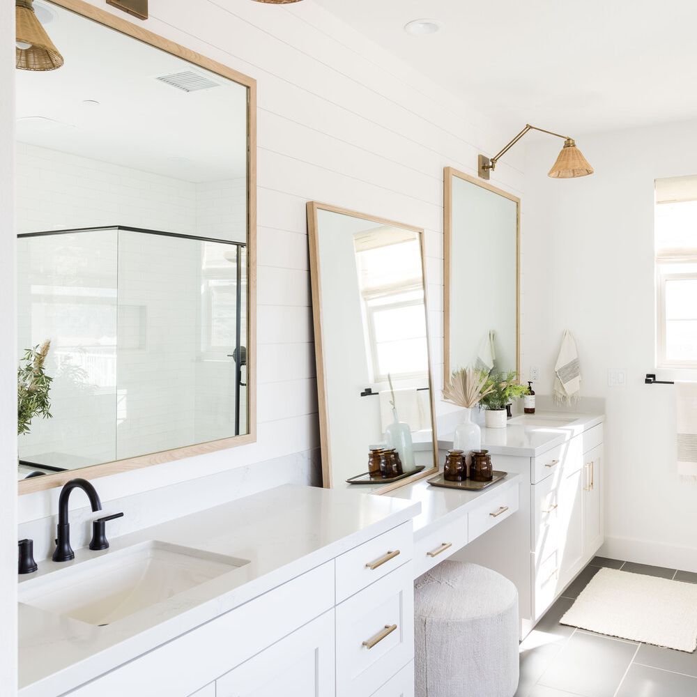 浴室配有双人梳妆台和金色细节