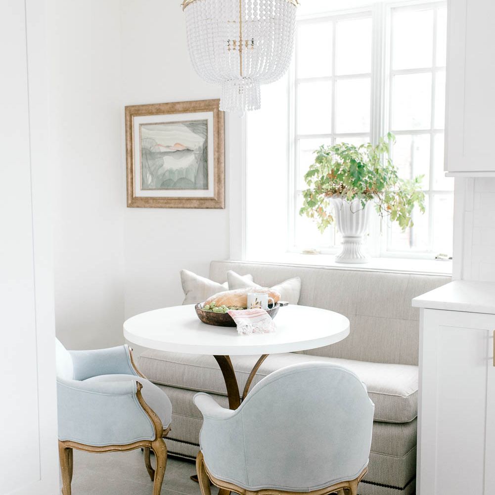 一周的改造 - 明亮的白色厨房，早餐点心