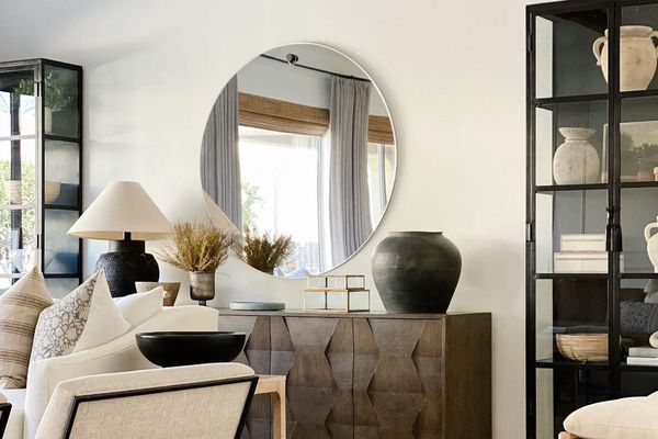 过渡性客厅，有大的炻器坛子。