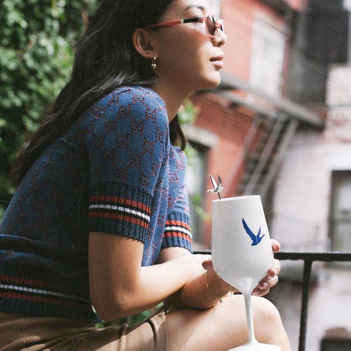 年轻女子看起来关进距离，在另一方面，酒杯太阳镜