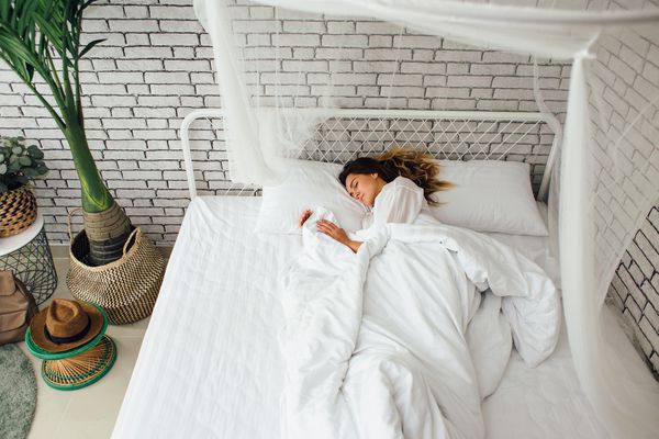 睡在床上的女人