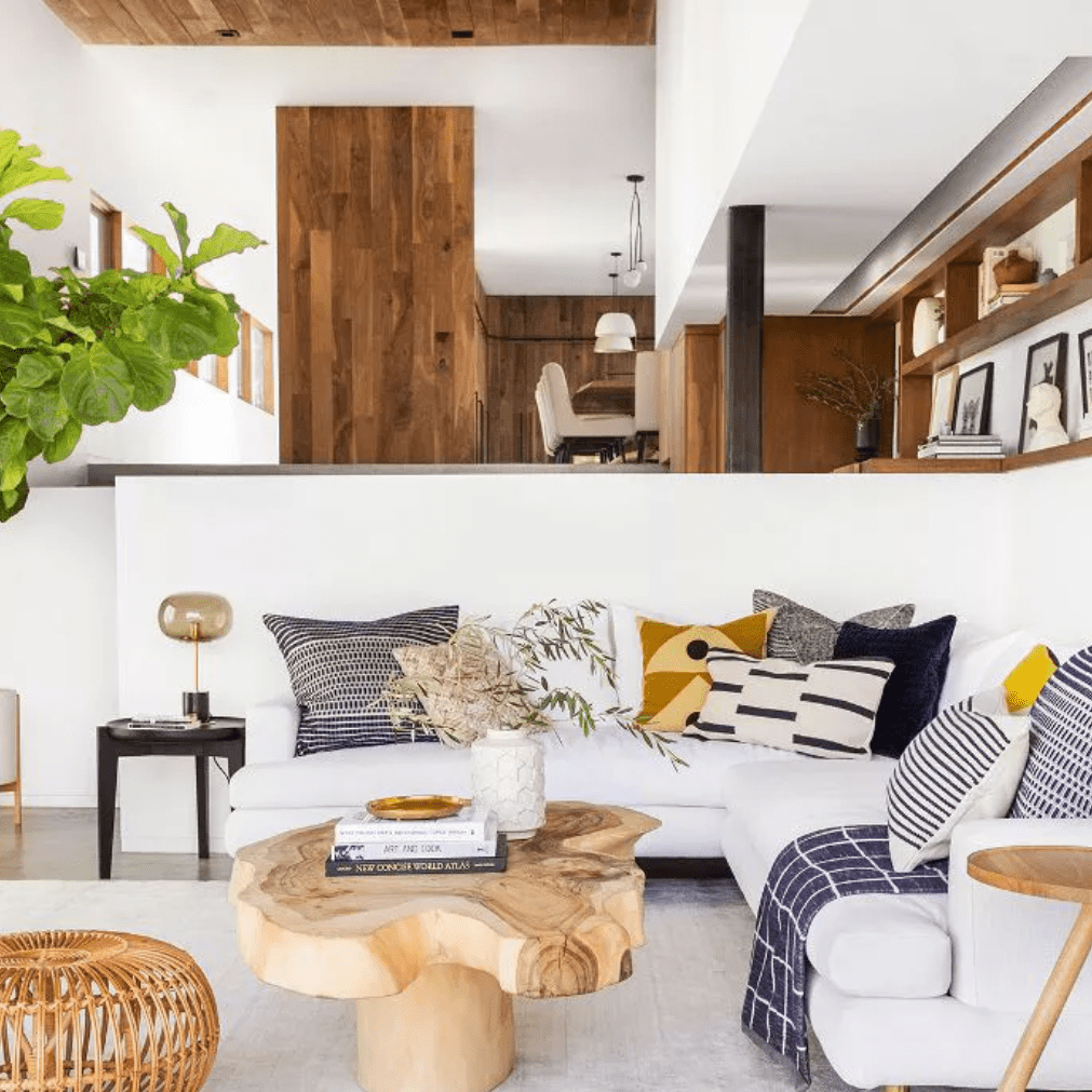 客厅用树干制成片茶几和白色，L形沙发