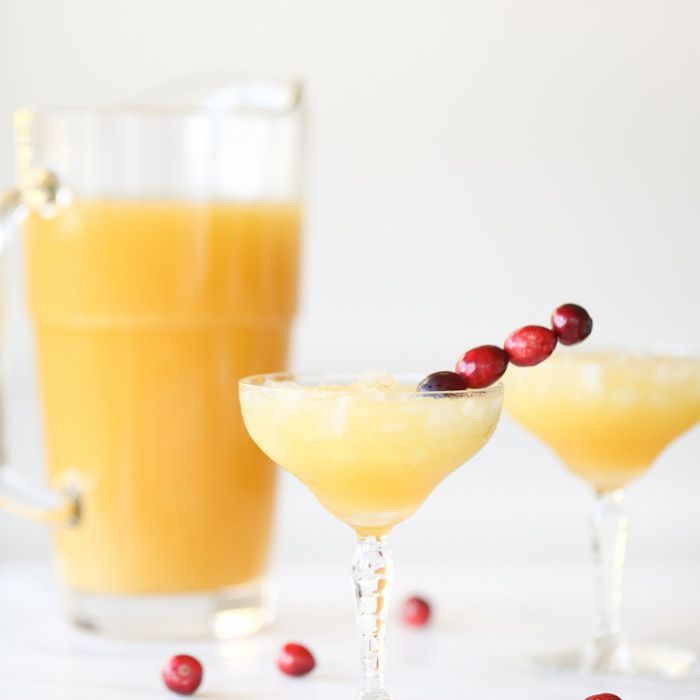 鸡尾酒配上小红莓。