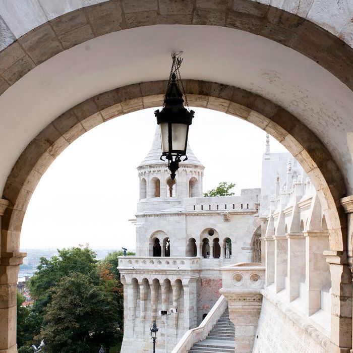 视图一个旧石灰石建筑在匈牙利。“class=