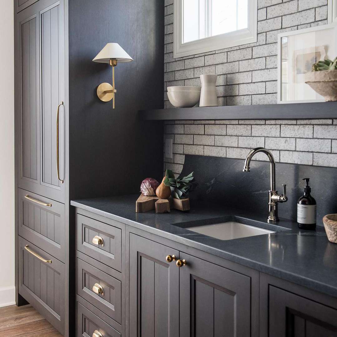 有肥皂石柜台的黑厨房