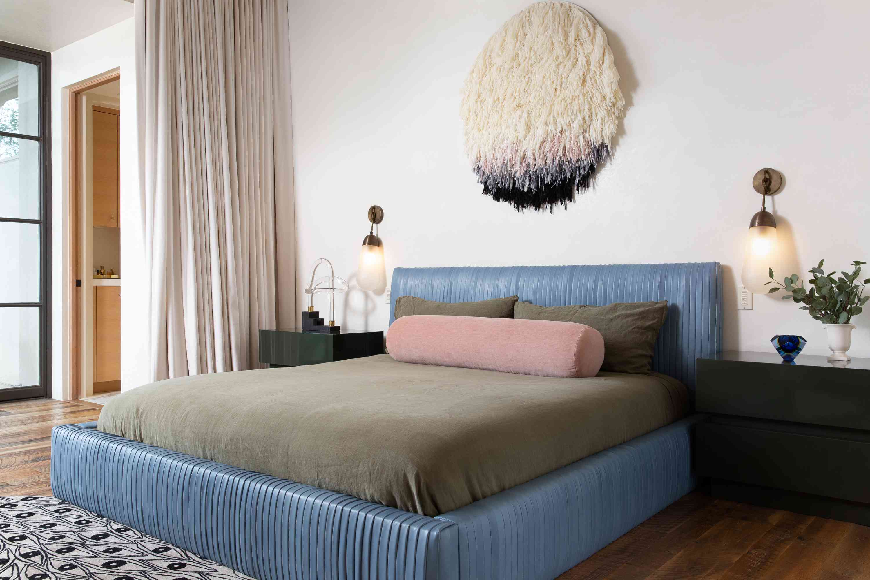 主要卧室有蓝色定制床上框。